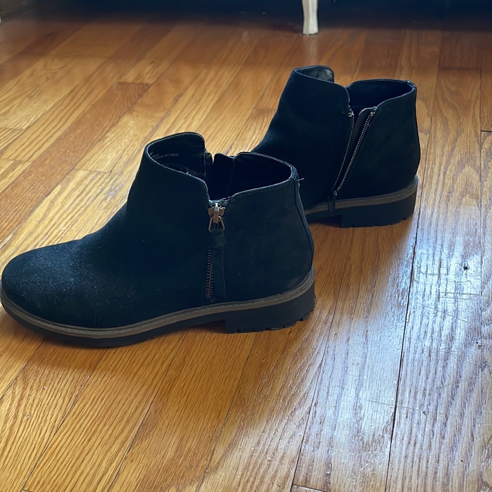 Esprit • Suede Booties